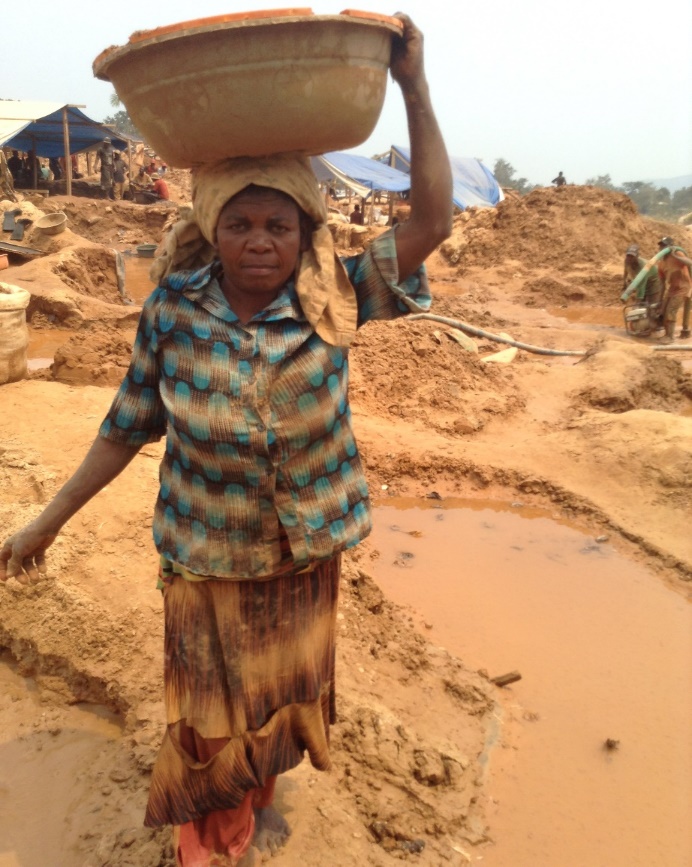 A person carrying a large pot on her head
AI-generated content may be incorrect.